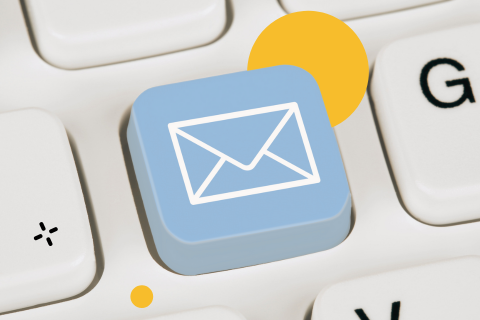 Marketing e-mail jest często niedoceniany przez przedsiębiorców. Wielu z nich marnuje ogromny potencjał, jaki skrywa ten skromny, jak się wydaje, kanał komunikacji. Łącząc go z pozostałymi Twoimi działaniami, takimi jak kampania marketingowa Google Ads, reklamy w social media, czy rozbudowa sklepu internetowego, e-mail marketing może przynieść kolosalne rezultaty.