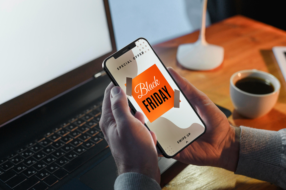 Osoba ogląda reklamę Black Friday na swoim smartfonie.